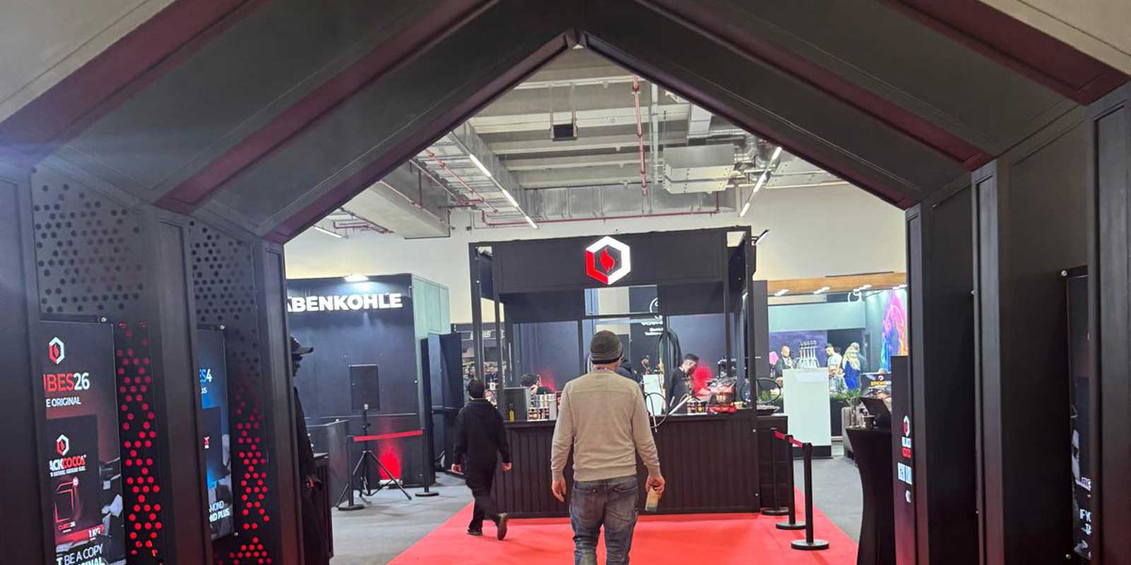Moderner Markenstand mit LED-Installationen auf der Shisha Messe Frankfurt 2026