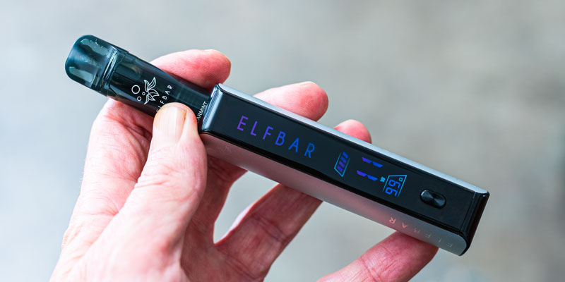 Elfbar Elfa Master Kit in der Hand – Pod-System mit leuchtendem Display und 850-mAh-Akku