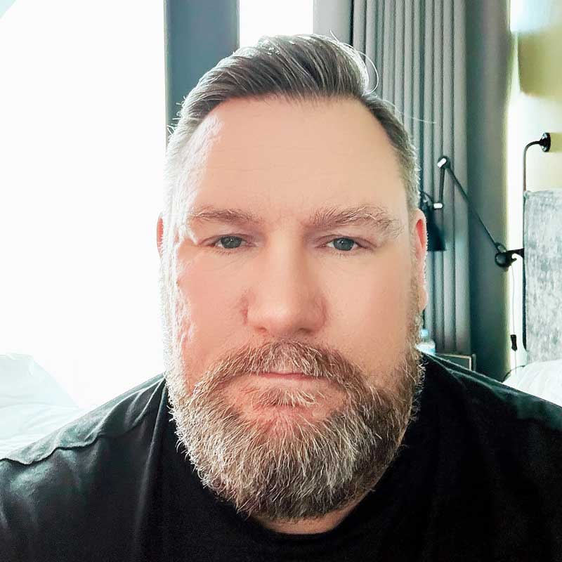 Portr&auml;t von Mario, Mitgr&uuml;nder des Schweizer Vape-Fachh&auml;ndlers Dampfqueen.