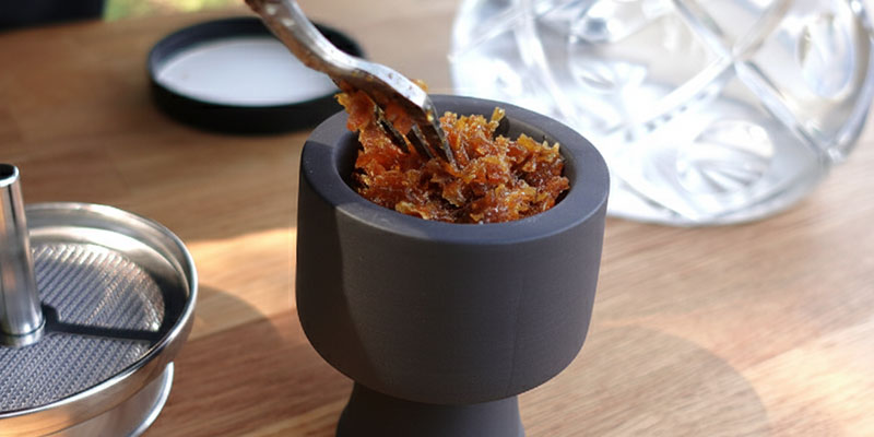 Shisha Tabak wird locker in einen Phunnel Kopf eingefuellt – richtiger Kopfbau fuer optimalen Geschmack