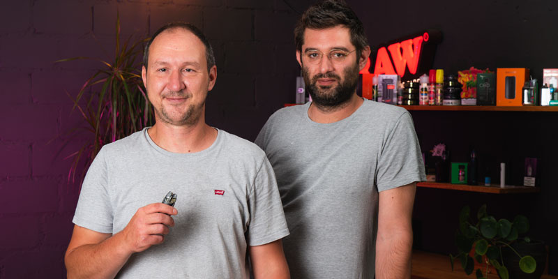 Die beiden Gründer und Geschäftsführer von Smokee, Andreas Prax (links) und Ivan Cokolic, im Interview zum 10-jährigen Jubiläum