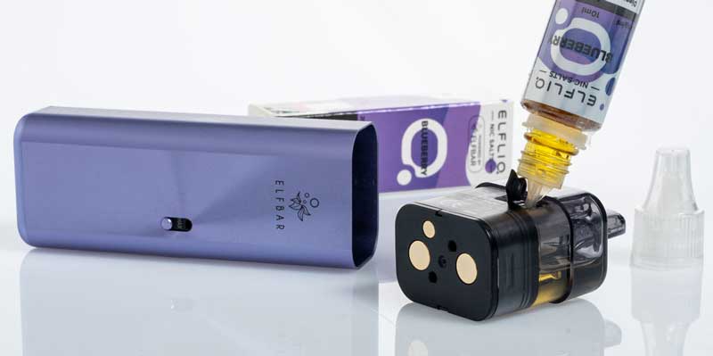 Elfbar Elfx Pod-System mit seitlichem Top-Fill beim Nachf&uuml;llen eines Elfliq-Liquids