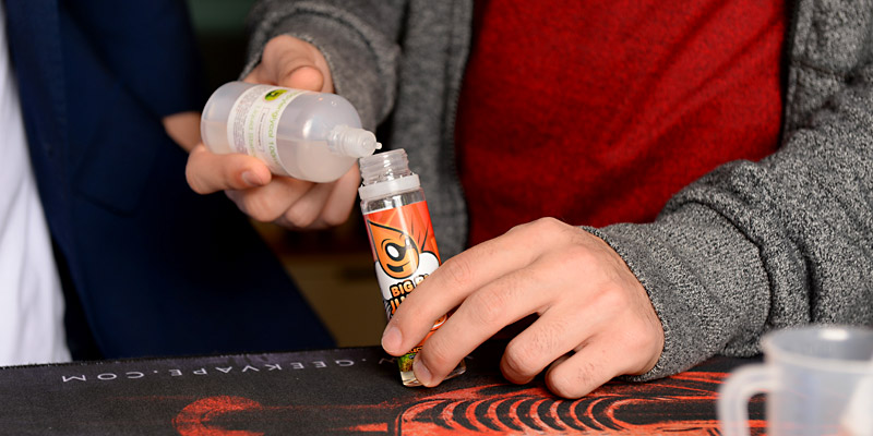 E-Liquid wird in eine E-Zigarette nachgef&uuml;llt &ndash; h&auml;ufige Fragen zu Anwendung und Handhabung.