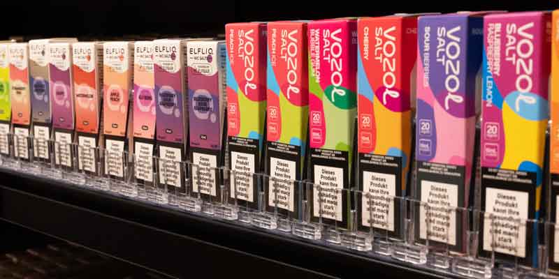 Grosses E-Liquid-Sortiment bei Smokee mit verschiedenen Marken und Geschmacksrichtungen.