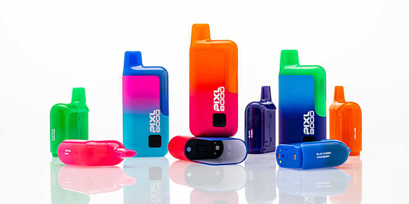 Viele bunte Liquids: Shortfills und Nic Salts mit weissem Hintergrund.