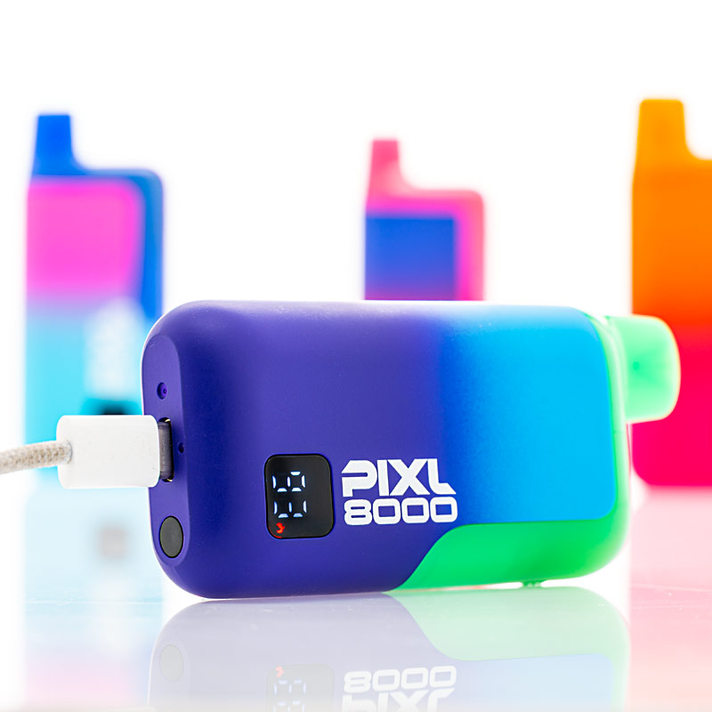 PIXL 8000 Vape mit digitalem Display für Akkustand und Zugzähler, USB-C Ladekabel angeschlossen, verschiedene Farben im Hintergrund