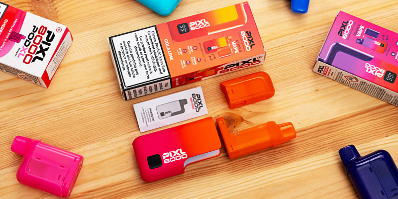PIXL 8000 Vape Pods mit Verpackungen und austauschbaren Kartuschen in verschiedenen Farben auf Holztisch