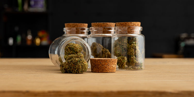 CBD Blüten im Glas: Beliebte CBD Marken aus der Schweiz mit hochwertigen, harzigen Buds