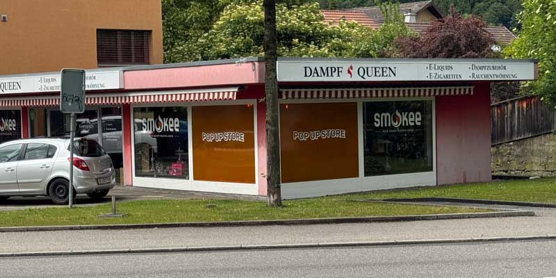 Aussenansicht des Smokee Pop-up-Stores in Burgdorf an der Gotthelfstrasse 2 mit kostenlosen Parkpl&auml;tzen direkt vor dem Gesch&auml;ft.
