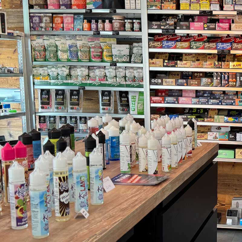 Sortiment des Smokee Pop-up-Konzepts in Burgdorf mit E-Zigaretten, Liquids sowie Produkten aus den Bereichen Shisha, Tabak, CBD und Headshop.