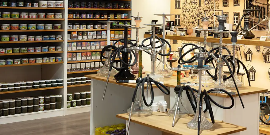 Einweg-Vapes und Pod-Systeme im Smokee Luzern entdecken Mitarbeiter präsentiert Einweg-Vapes von Elfbar, Vozol und anderen Marken im Smokee Luzern