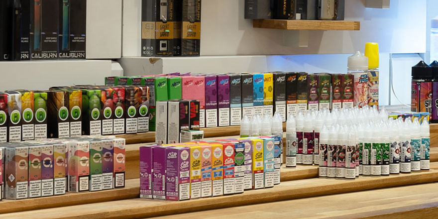 Vape-Sortiment bei Smokee Aarau Verschiedene E-Zigaretten, Vapes und Liquids ausgestellt in Regalen bei Smokee Aarau.