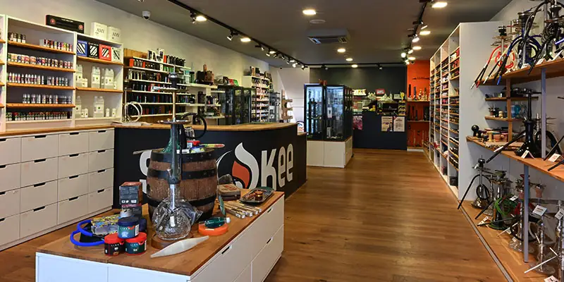 Smokee Shop Innenansicht mit Vape-Produkten und Zubehör im Verkaufsraum
