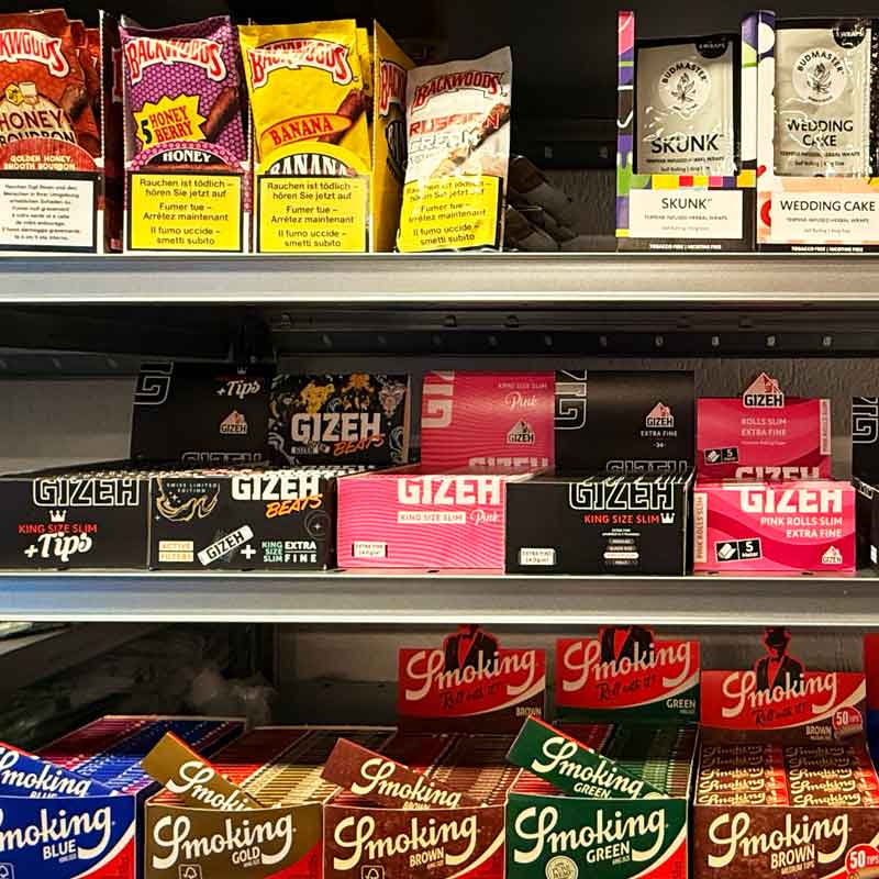 Headshop Steffisburg von Smokee: Regal mit Gizeh und Smoking Papes, Backwoods Zigarillos und Budmaster Wraps