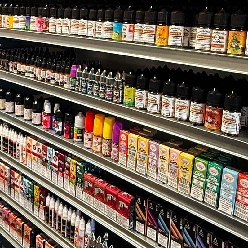Vape Shop Steffisburg von Smokee: Regal mit E-Liquids, Nikotinsalz-Liquids und Dampfzauber Longfills