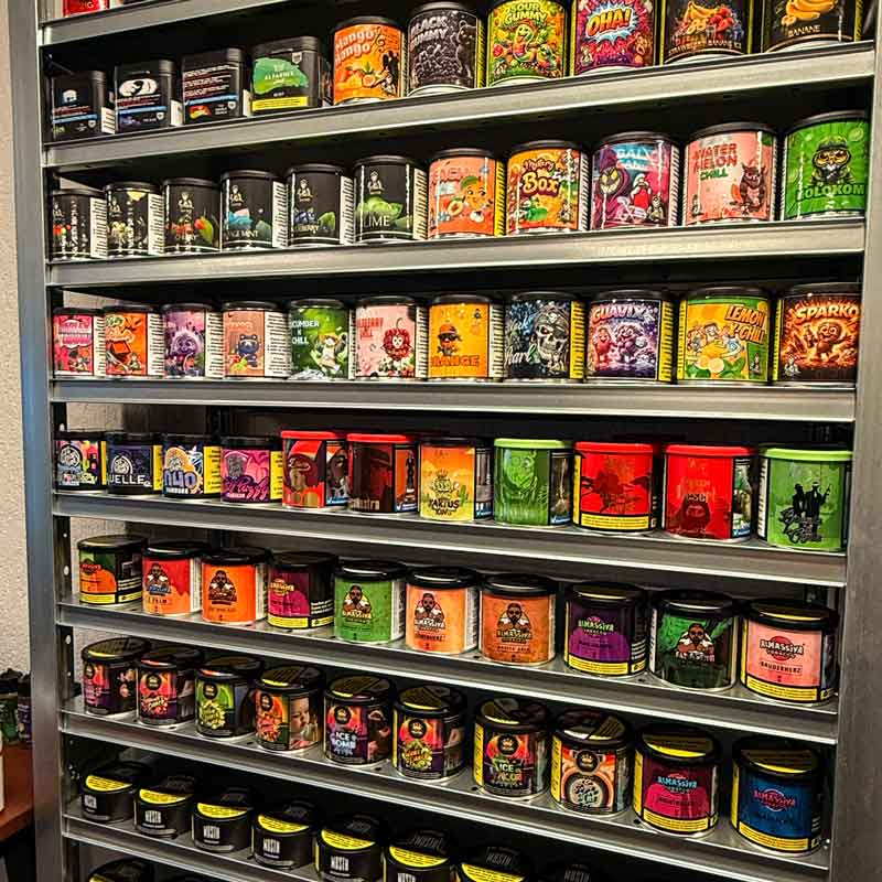 Shisha Shop Steffisburg von Smokee: Regal mit Shisha-Tabak von Al Massiva, Must H und weiteren Marken in vielen Sorten