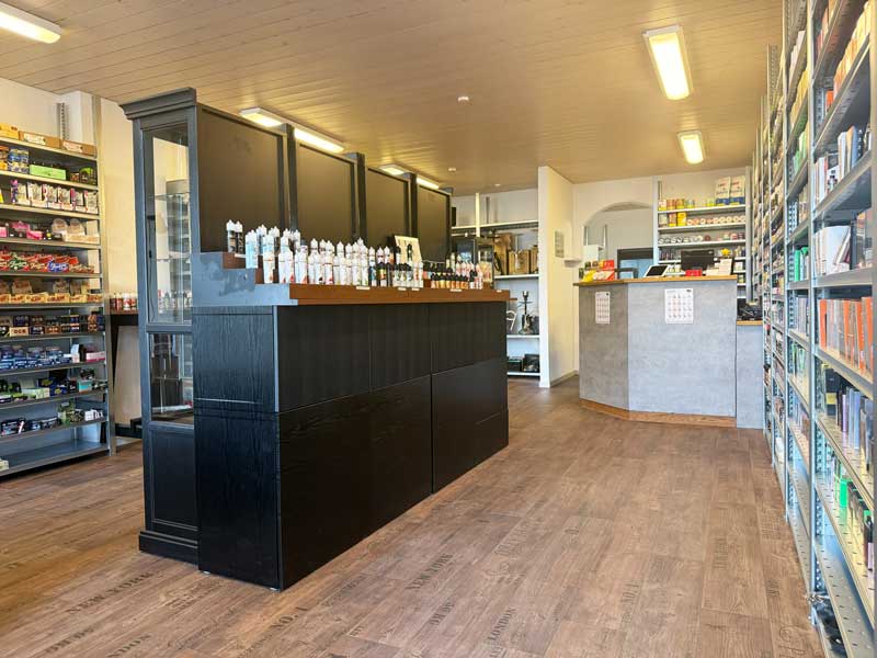 Verkaufsraum von Smokee Steffisburg, ehemals Dampfqueen, mit Liquid-Theke, Verkaufstresen und Regalen voller Vape-Zubeh&ouml;r