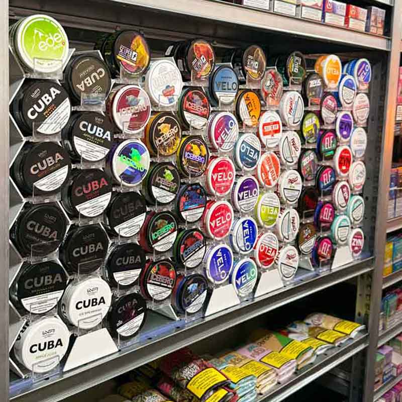 Snus kaufen in Steffisburg: Display mit Nicotine Pouches von Cuba, Velo, Iceberg und Pablo bei Smokee