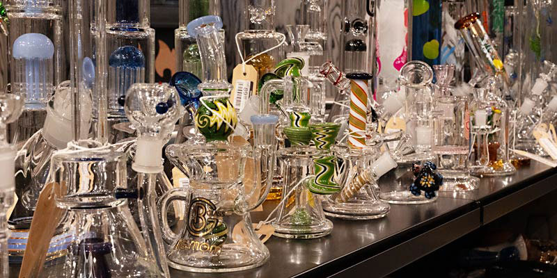 Glas Bongs und Percolator Wasserpfeifen im Headshop – verschiedene Glasbongs für ein sanfteres Raucherlebnis