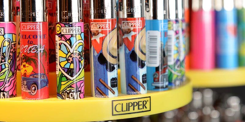 Bunte Clipper Feuerzeuge im Display – nachfüllbare Feuerzeuge für Zigaretten, Kräuter und Vaporizer