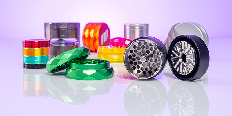 Grinder und Hanfmühlen aus Aluminium und Acryl mit Sieb und Kief-Fänger zum Zerkleinern von Grasblüten