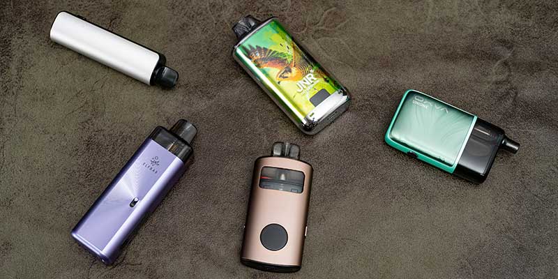 Eine Sammlung von Vaping-Zubeh&ouml;r, darunter eine Batterie, ein Ladeger&auml;t, eine Flasche E-Liquid, ein Beh&auml;lter mit Vaping-Watte, ein Werkzeug und ein Beh&auml;lter mit der Aufschrift &laquo;Cloud9&raquo;.