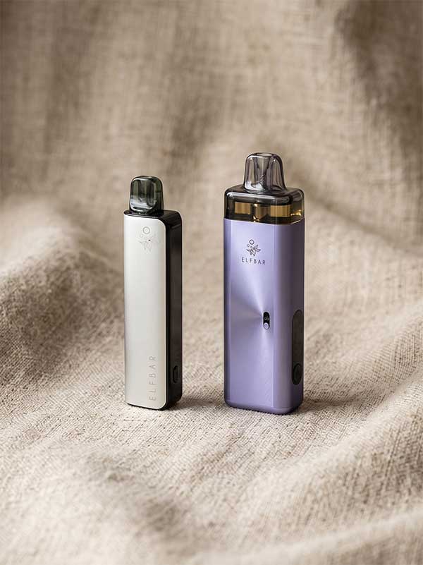 Zwei wiederaufladbare Mehrweg-Vapes als nachhaltige Alternative zu Einweg-E-Zigaretten.