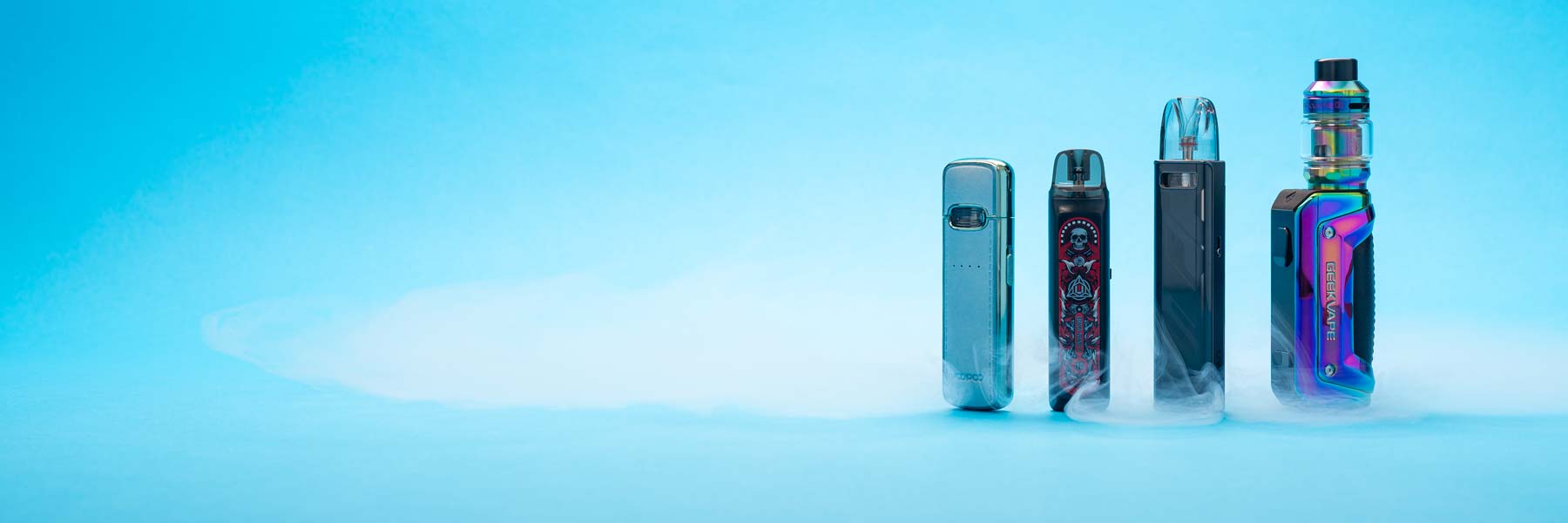 Smokee: E-Zigarette Verschiedene Vapes, Liquids und Batterien verstreut auf blauem Hintergrund.