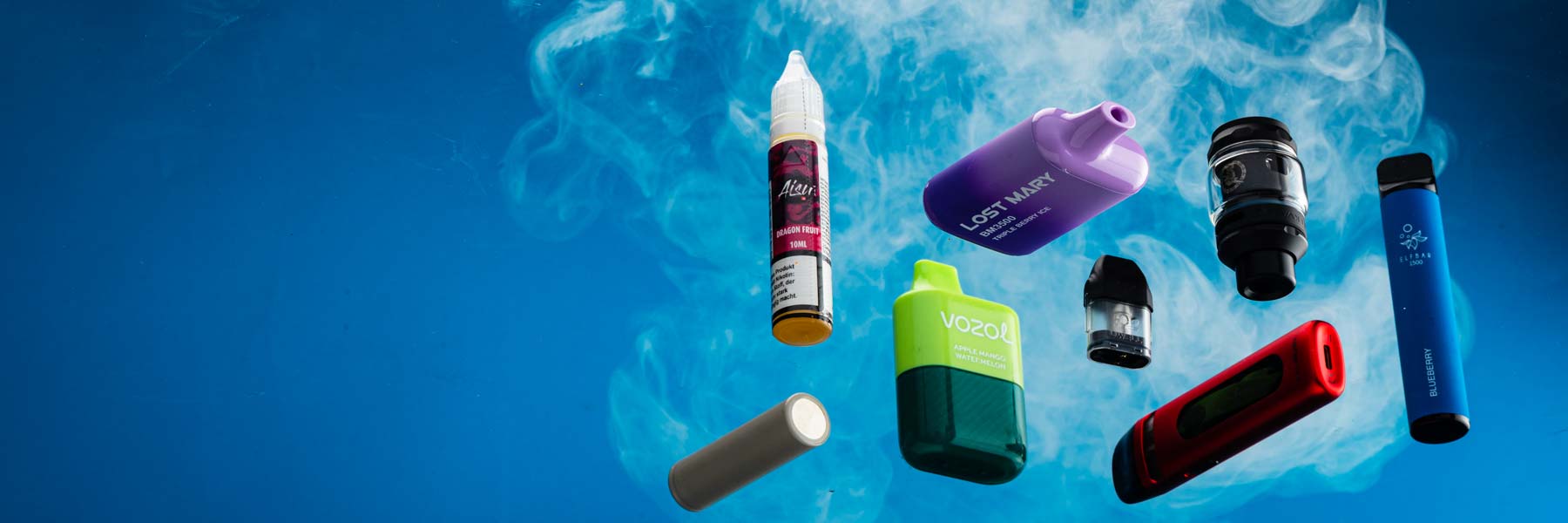 Smokee: E-Zigarette Verschiedene Vapes, Liquids und Batterien verstreut auf blauem Hintergrund.